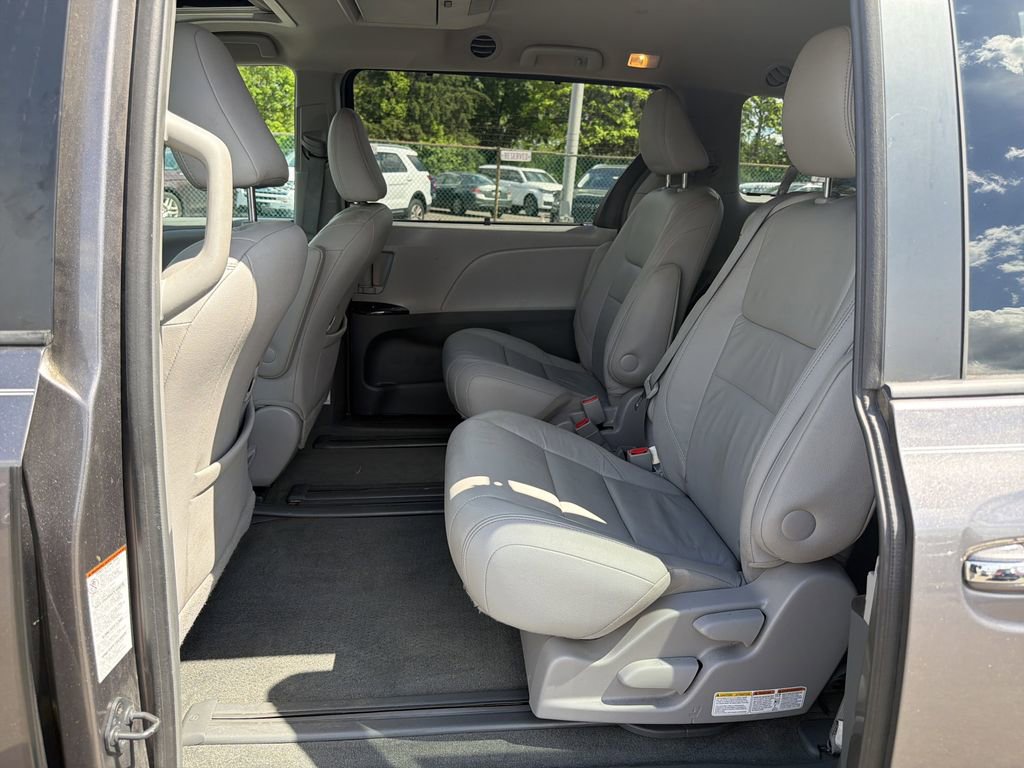 Used 2015 Toyota Sienna XLE Premium FWD image 12
