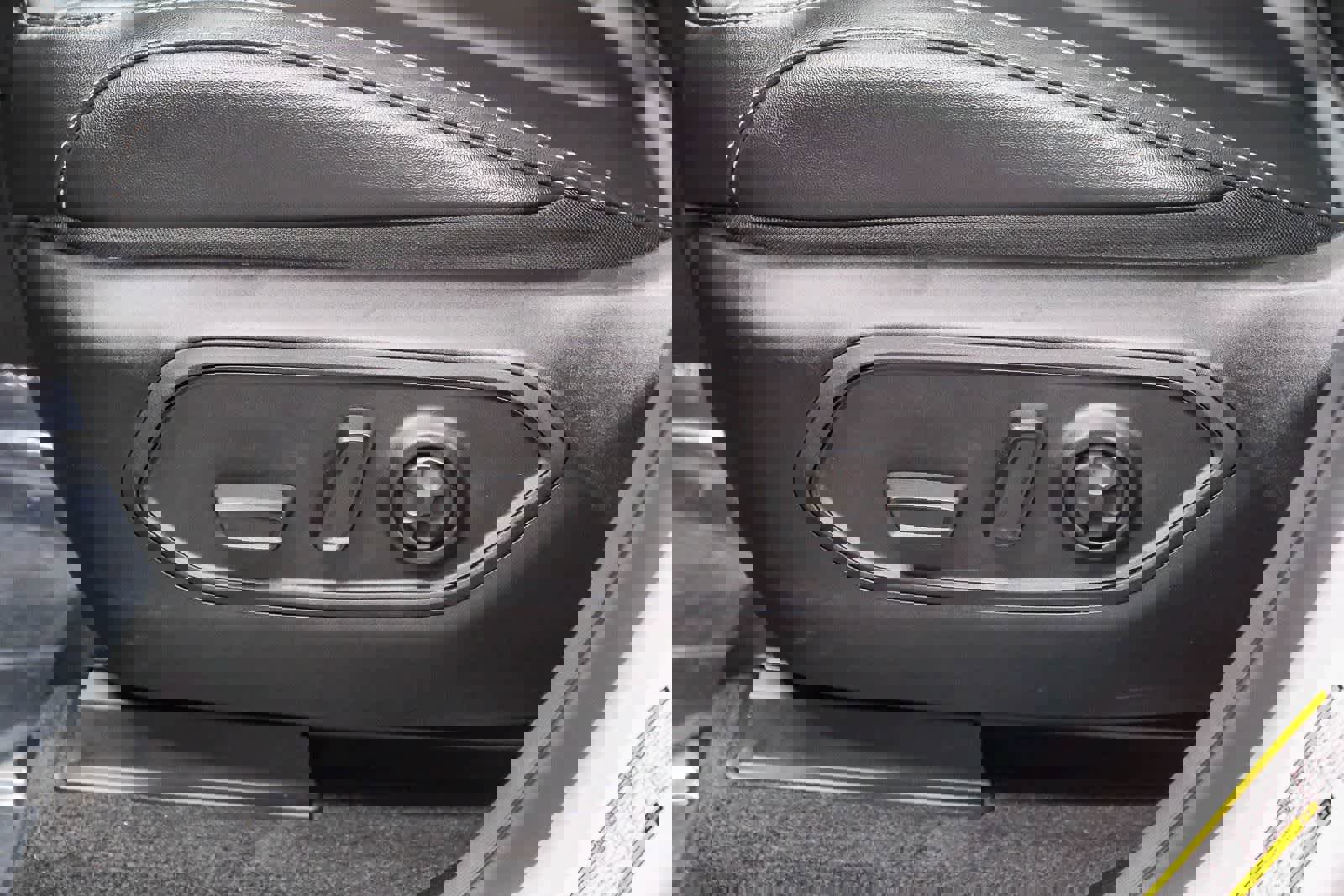 Used 2023 Jeep Grand Cherokee Limited w/ Black Appearance Package image 26