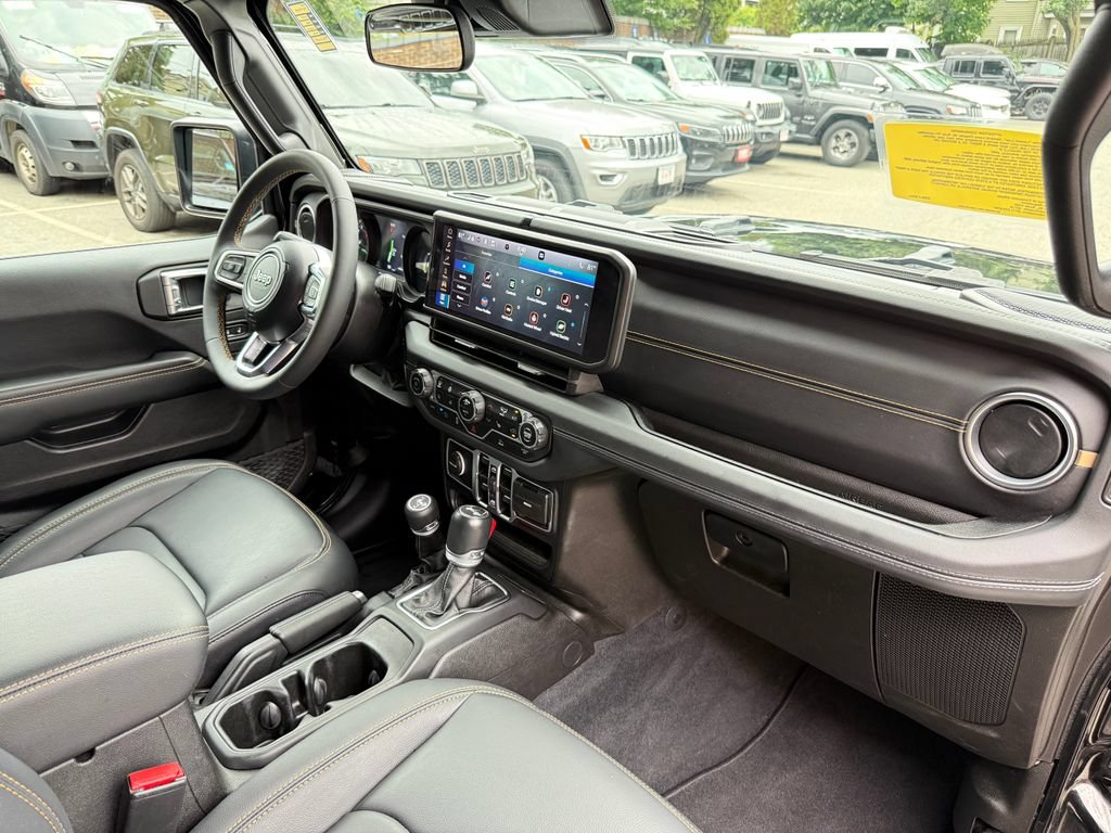 Used 2024 Jeep Wrangler Unlimited Sahara AWD/4WD image 15