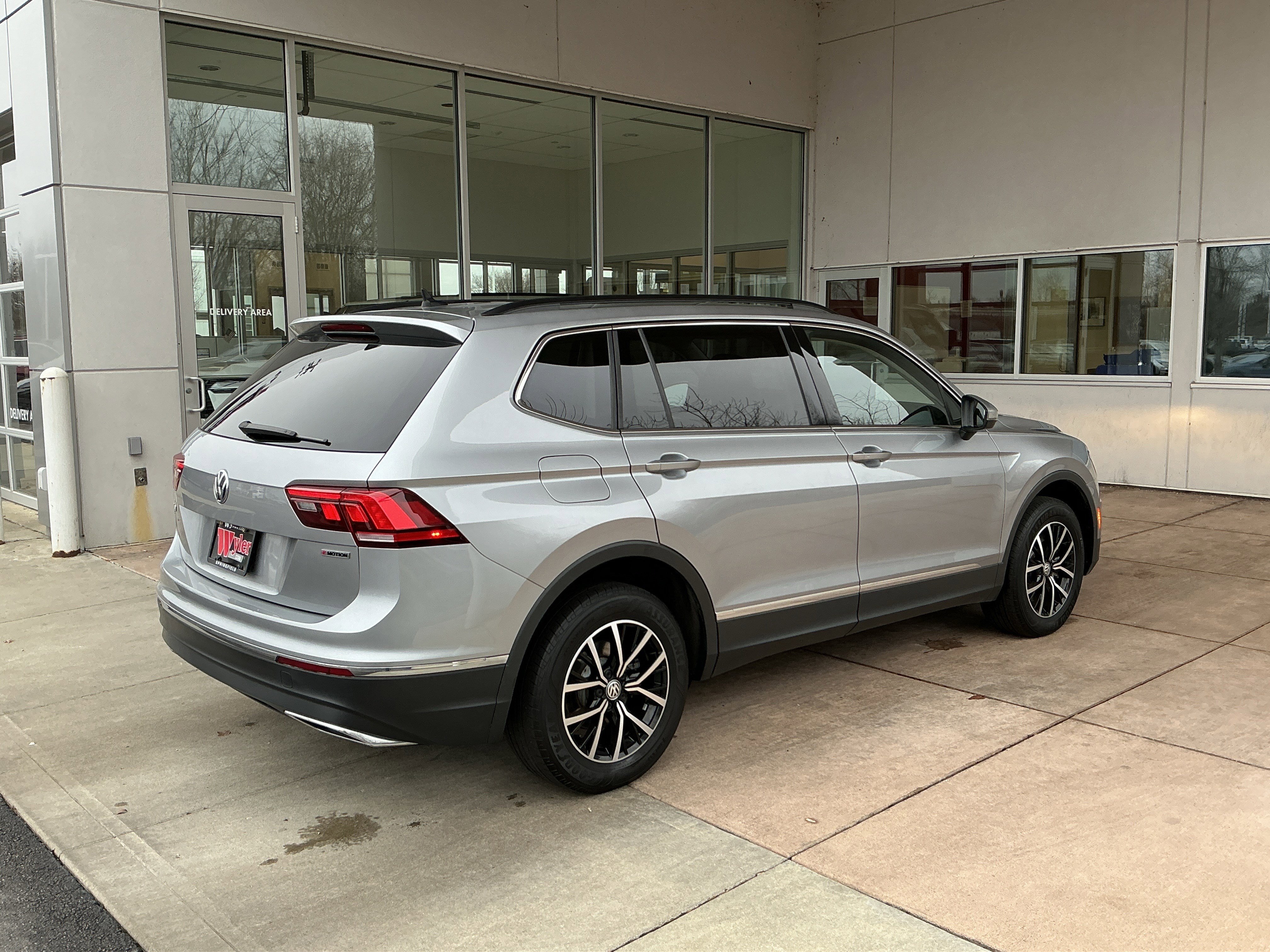 Used 2021 Volkswagen Tiguan SE w/ Panoramic Sunroof Package image 22