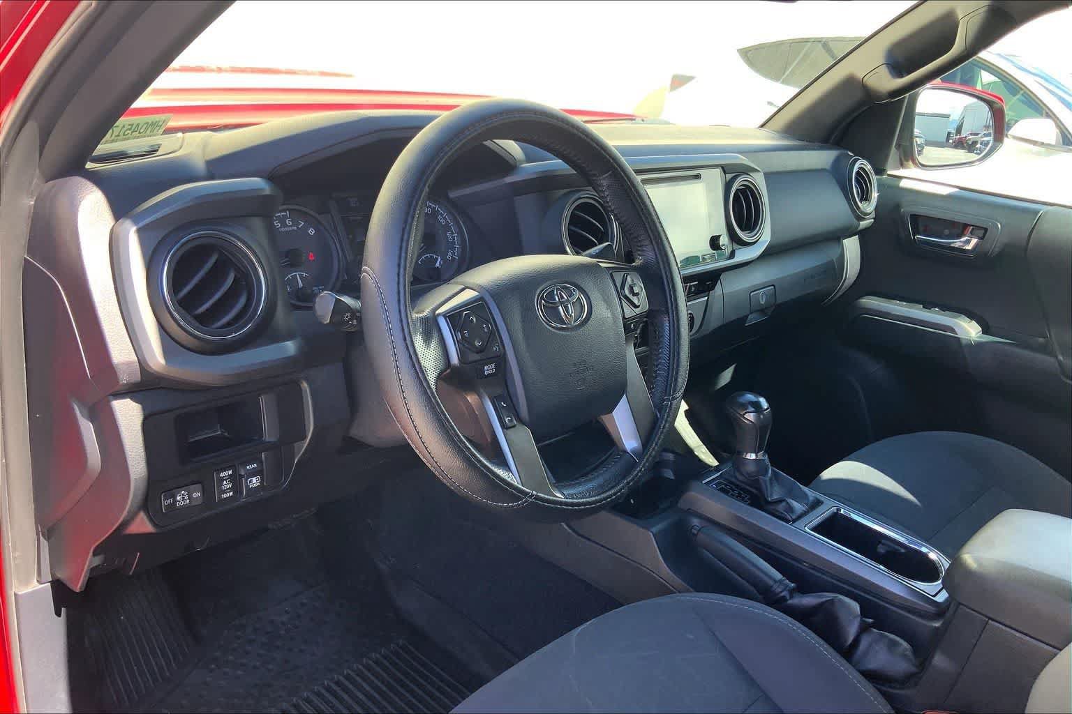 Used 2017 Toyota Tacoma TRD Sport RWD image 2