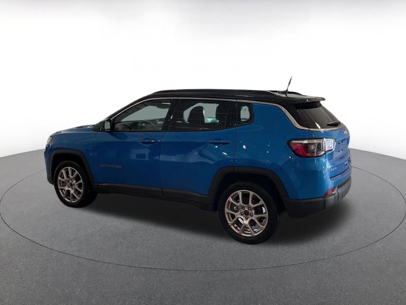 Used 2025 Jeep Compass Limited image 10