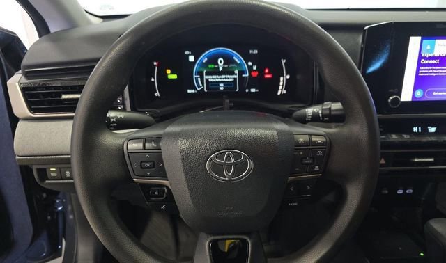 Used 2025 Toyota Camry LE image 5