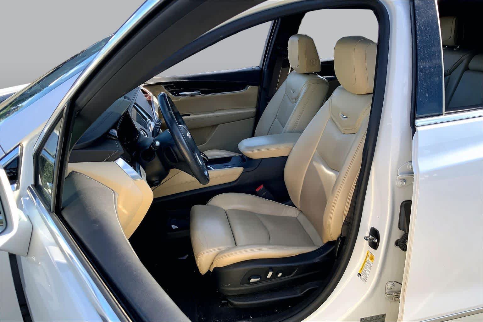 Used 2017 Cadillac XT5 Luxury w/ Driver Awareness Package FWD image 8