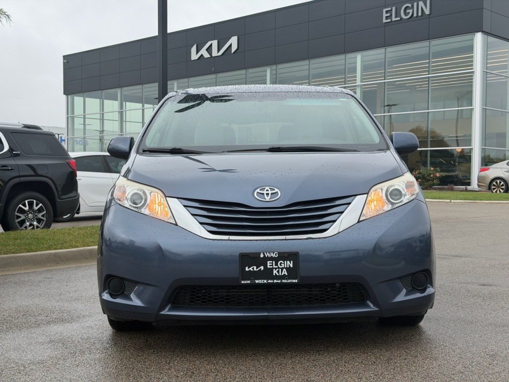 Used 2017 Toyota Sienna LE FWD image 2