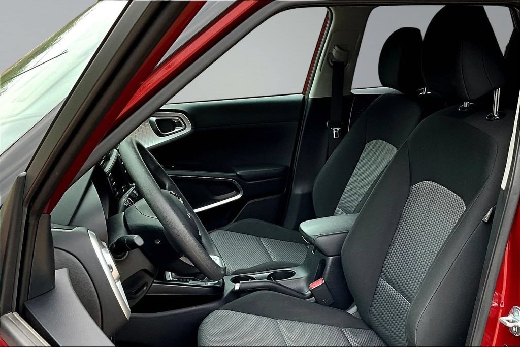 Used 2025 Kia Soul LX w/ LX Technology Package FWD image 21
