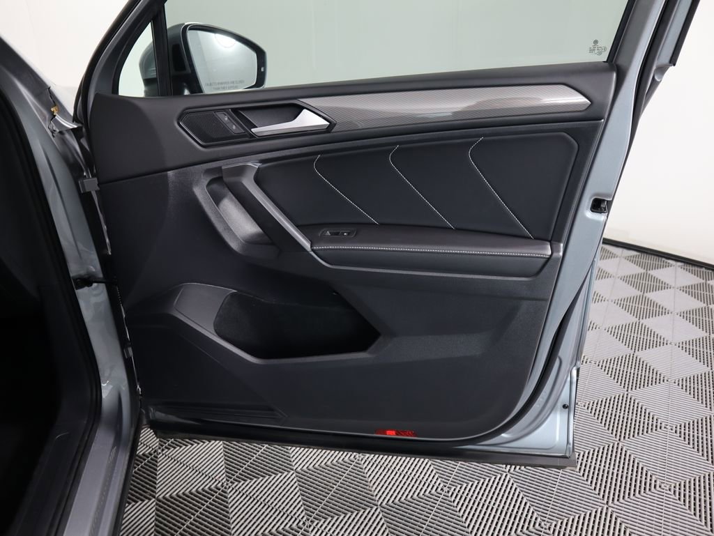 Used 2022 Volkswagen Tiguan SE w/ Panoramic Sunroof Package image 25