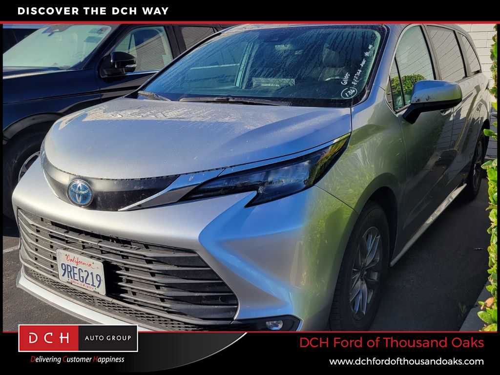 Used 2025 Toyota Sienna XLE image 1