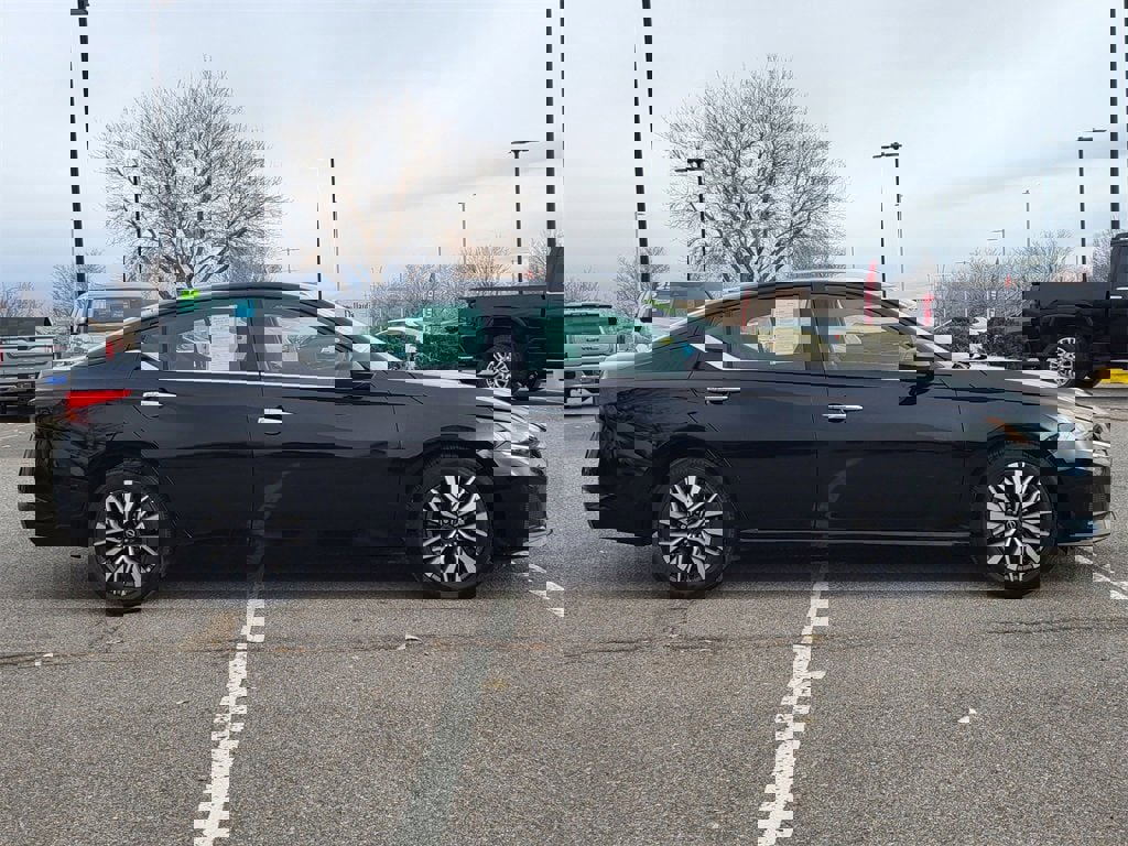 Used 2024 Nissan Altima 2.5 SV image 2