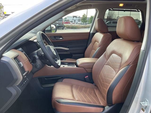 Used 2025 Nissan Pathfinder Platinum w/ Cargo Package image 19