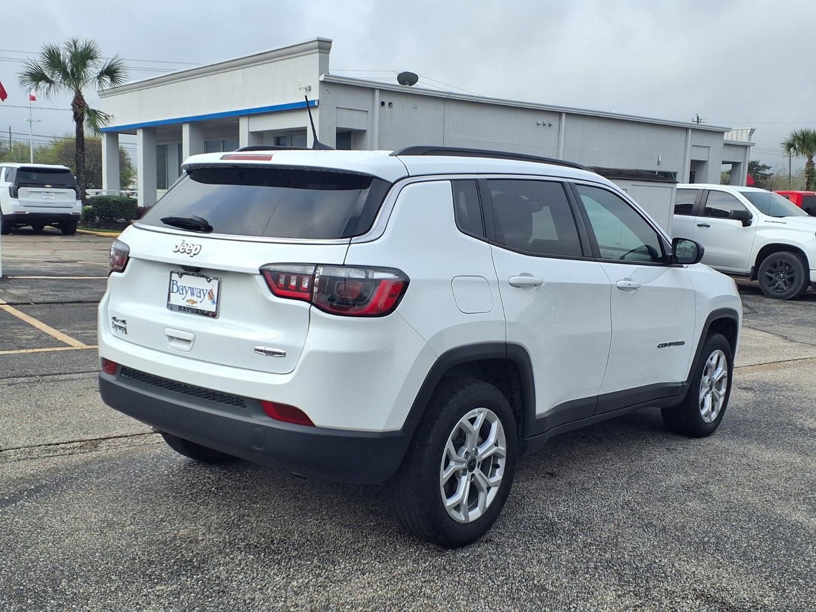 Used 2025 Jeep Compass Latitude image 2