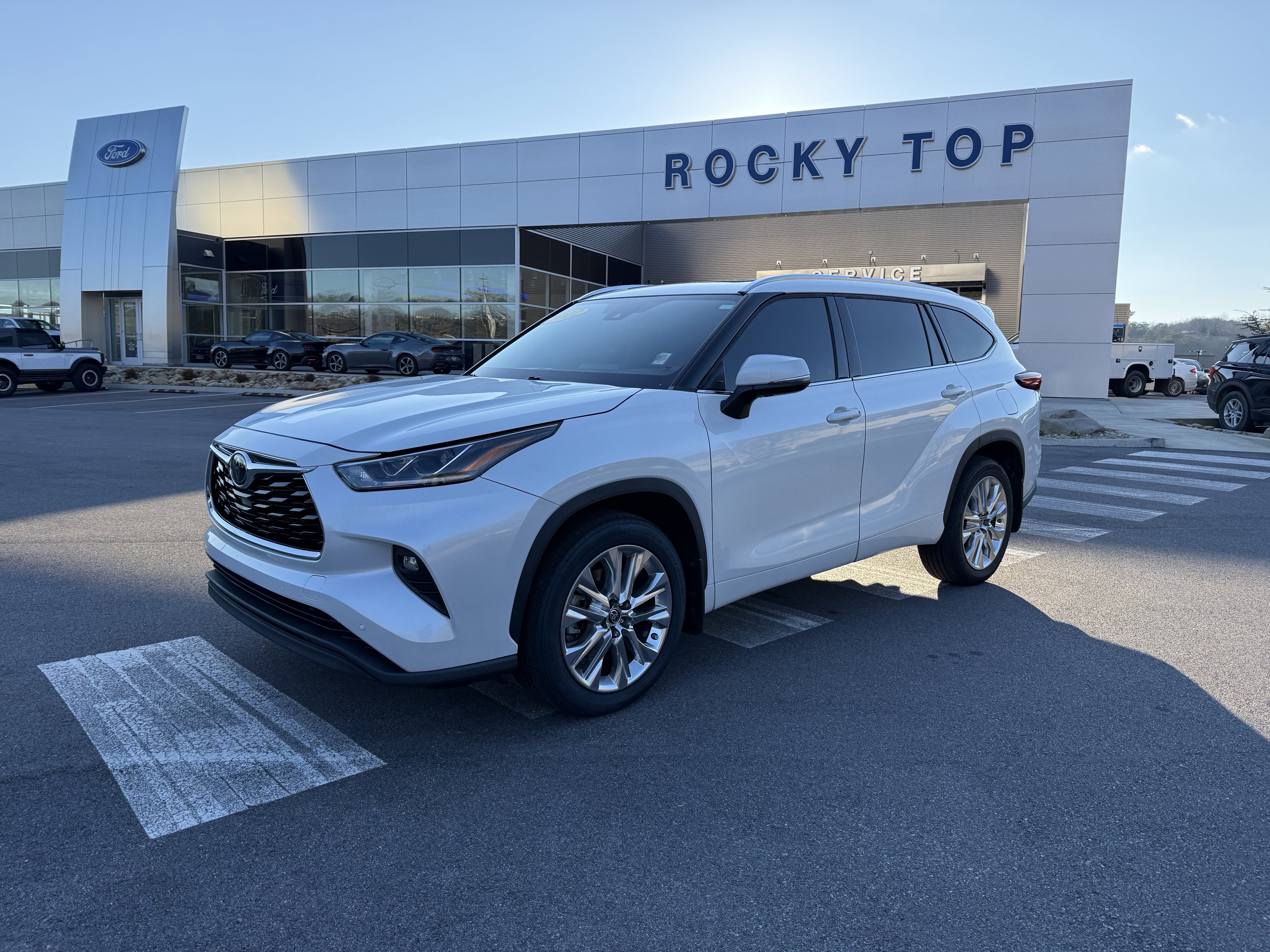 Used 2022 Toyota Highlander Limited image 1