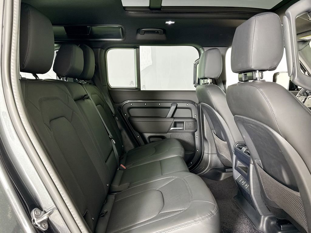 Used 2025 Land Rover Defender 110 X-Dynamic SE image 15
