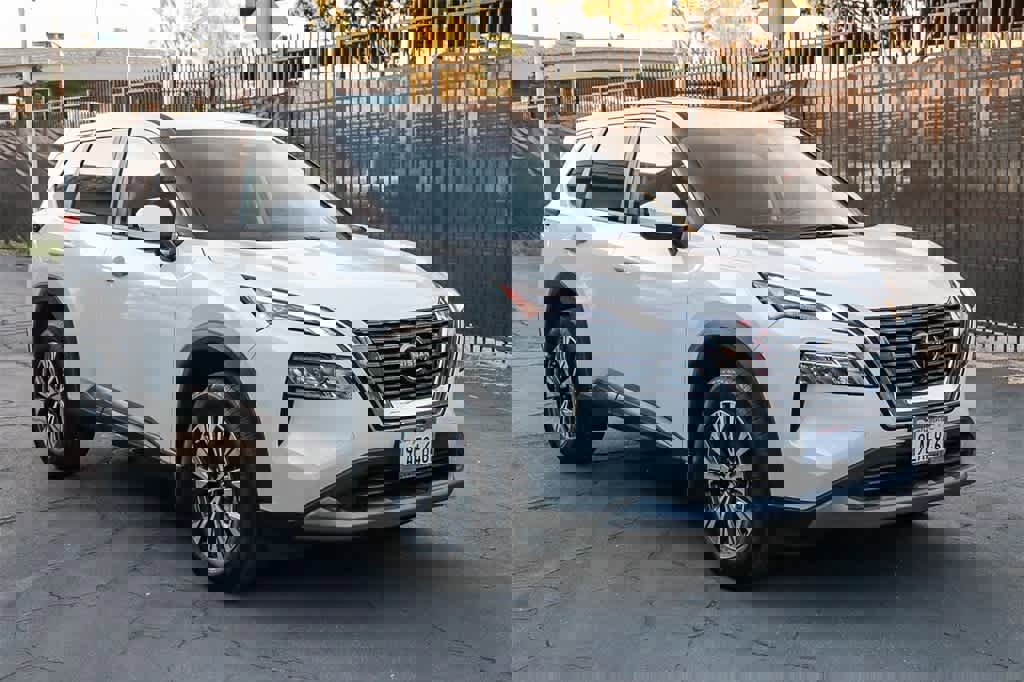 Used 2023 Nissan Rogue SV image 3