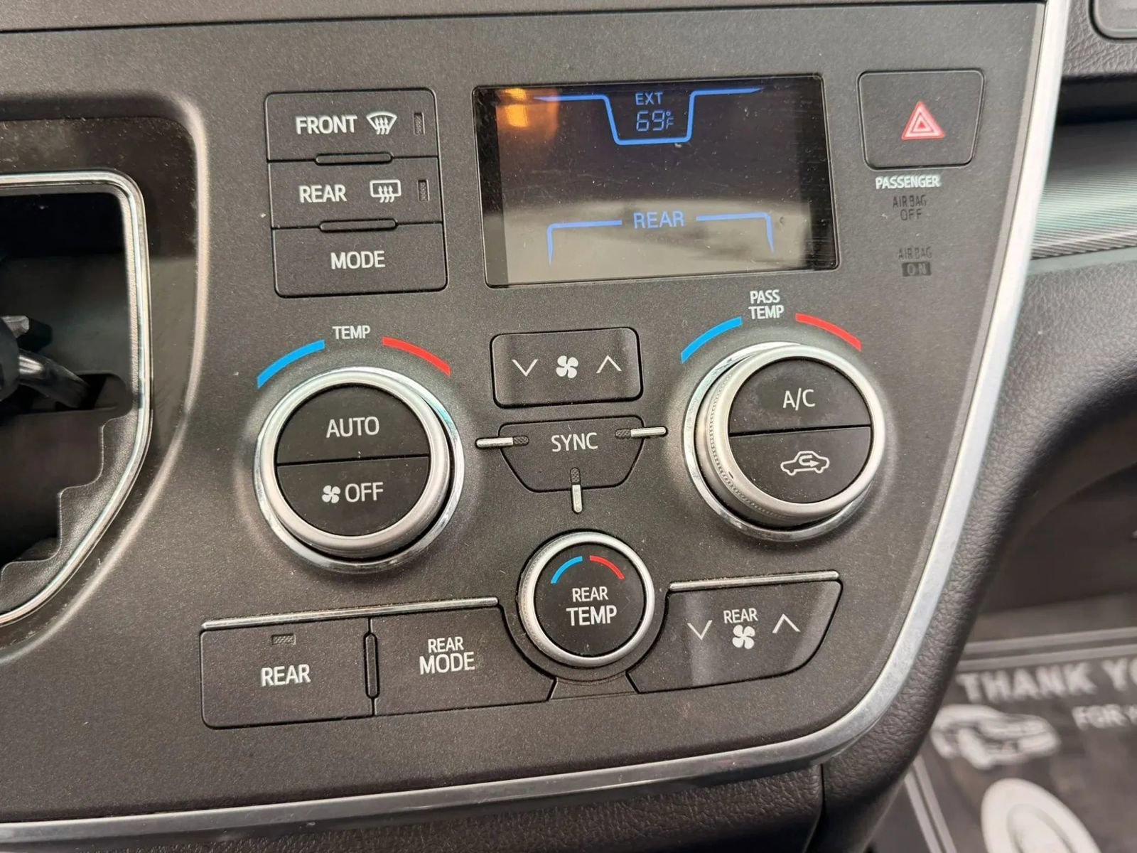 Used 2015 Toyota Sienna SE w/ SE Preferred Package FWD image 33
