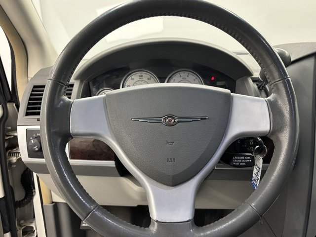 Used 2010 Chrysler Town & Country Touring image 20