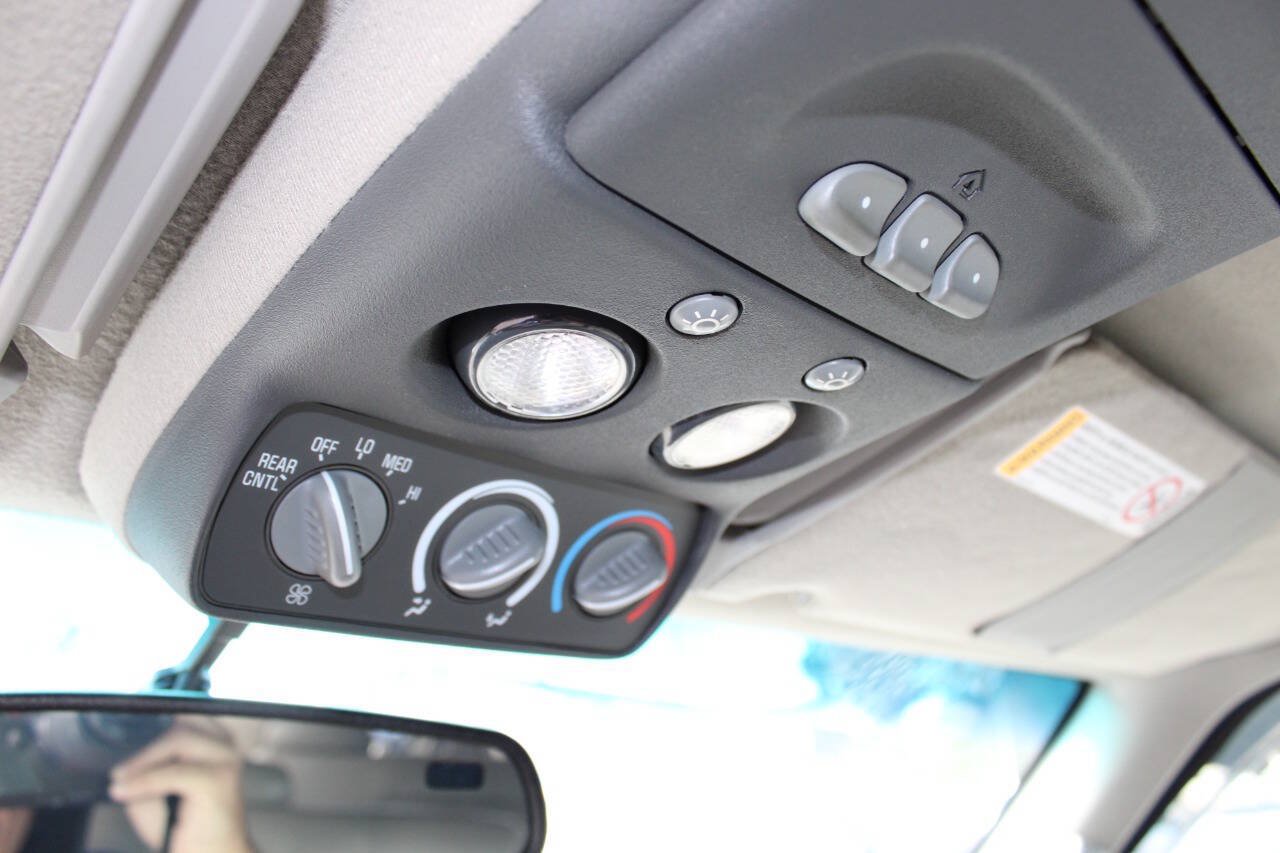 Used 1999 GMC Suburban 4WD w/ Marketing Opt Pkg 3 image 24