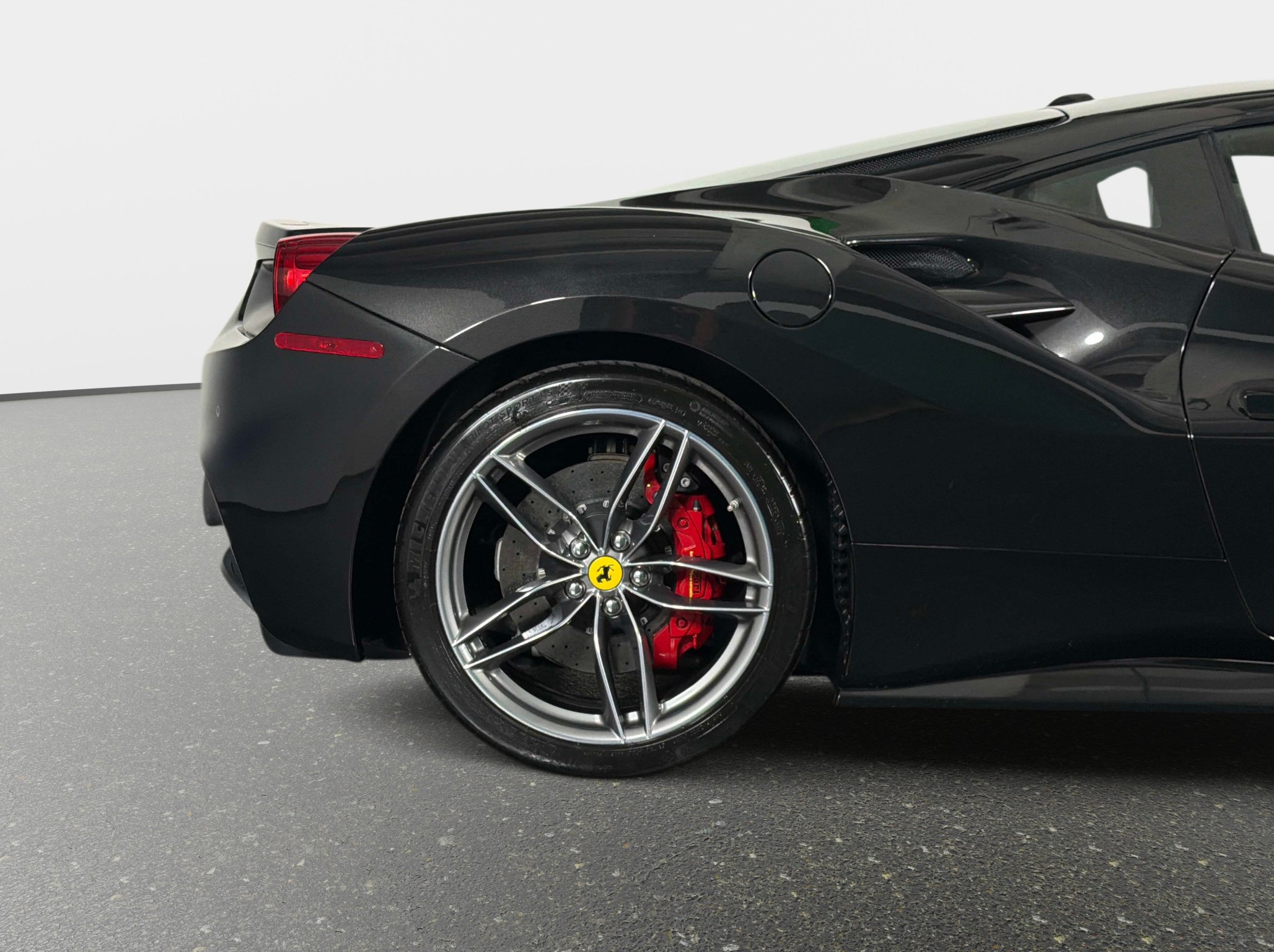 Used 2018 Ferrari 488 GTB RWD image 6