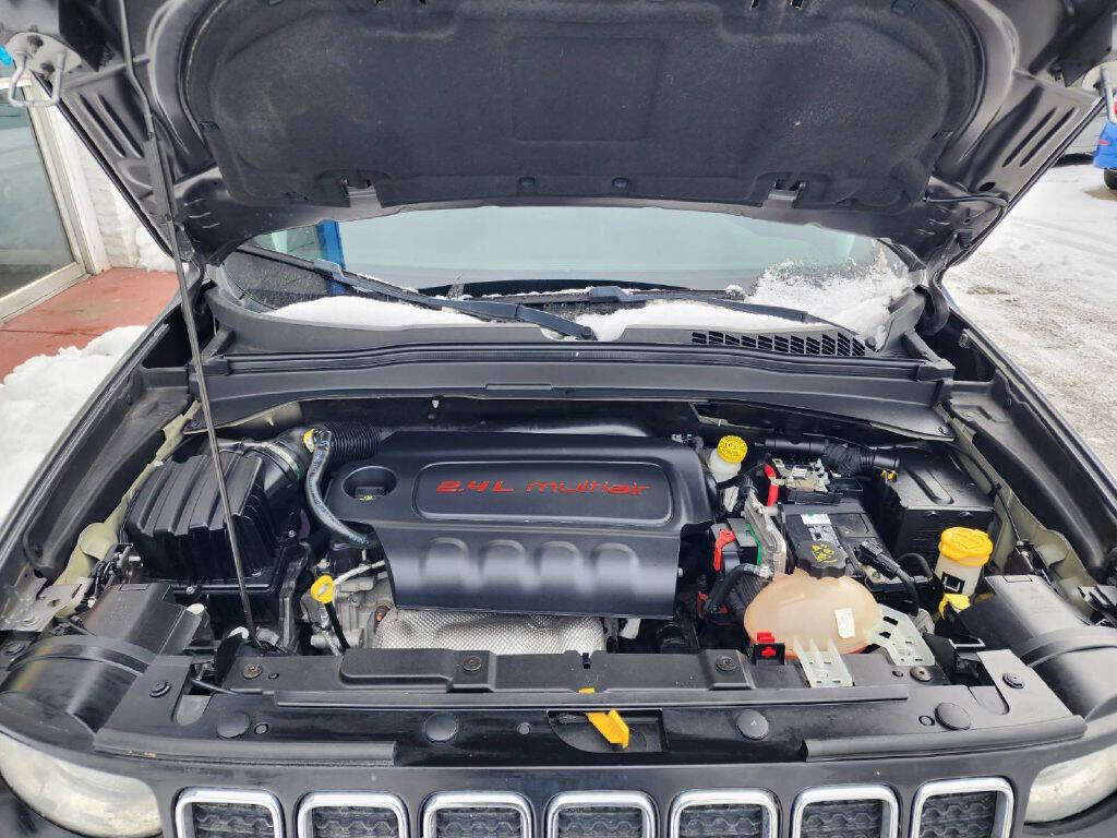 Used 2020 Jeep Renegade Latitude w/ UConnect 8.4 Nav Group image 19