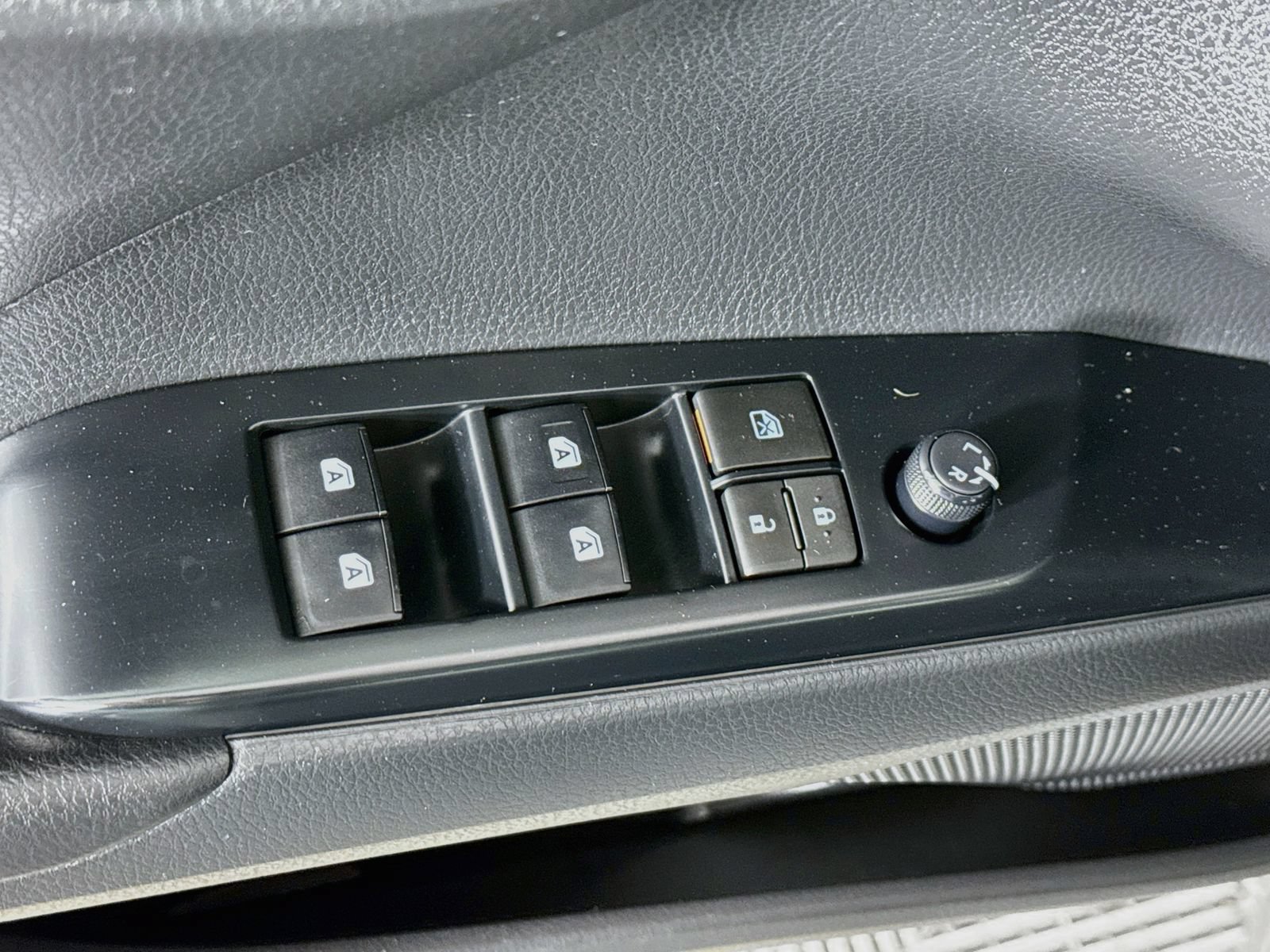 Used 2018 Toyota Camry SE FWD image 17