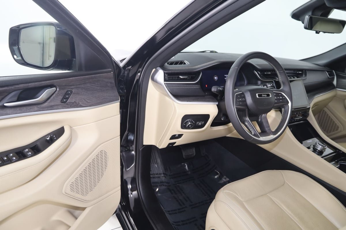 Used 2023 Jeep Grand Cherokee Limited w/ Luxury Tech Group II AWD/4WD image 46
