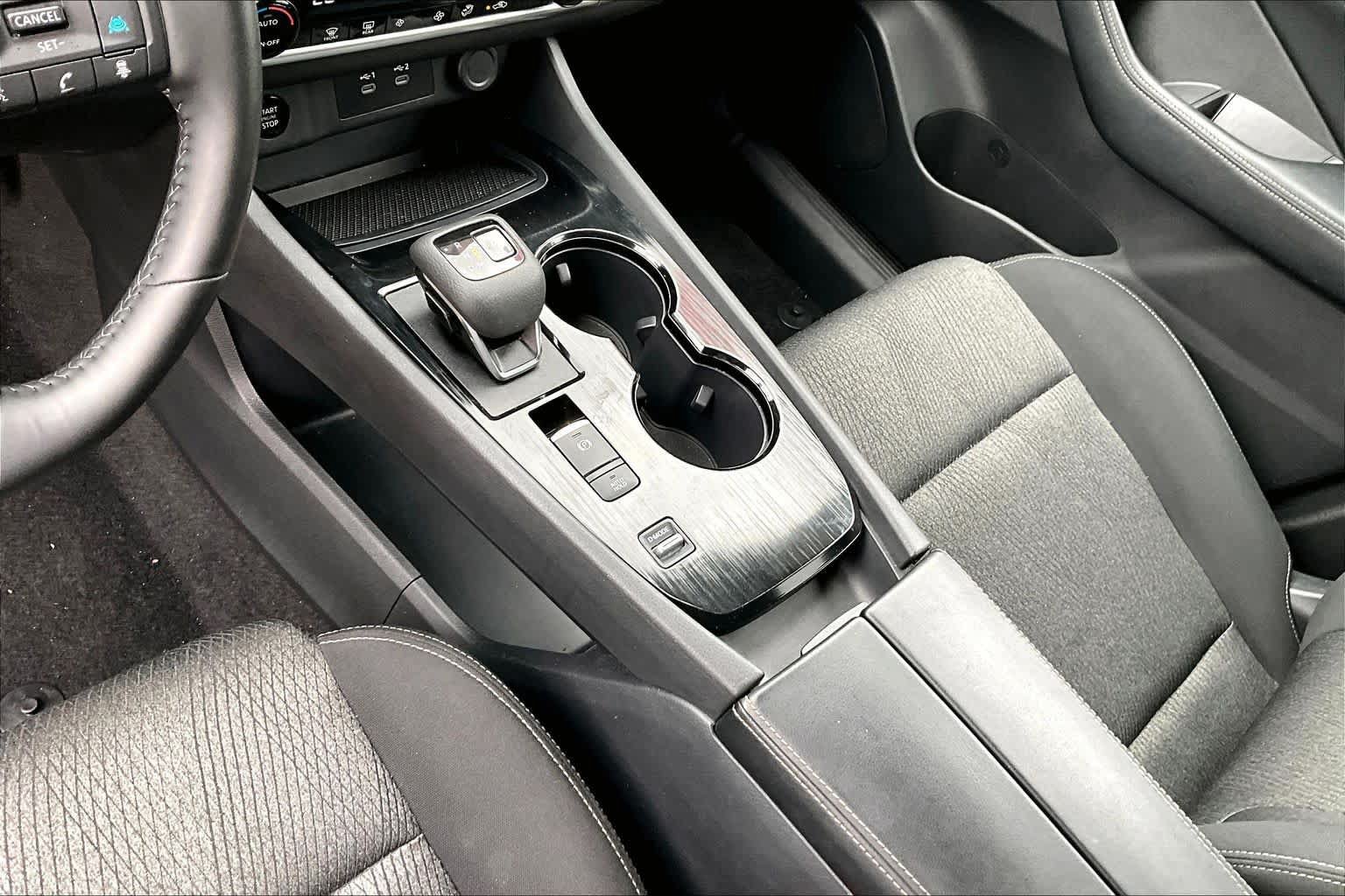 Certified 2025 Nissan Rogue SV FWD image 17