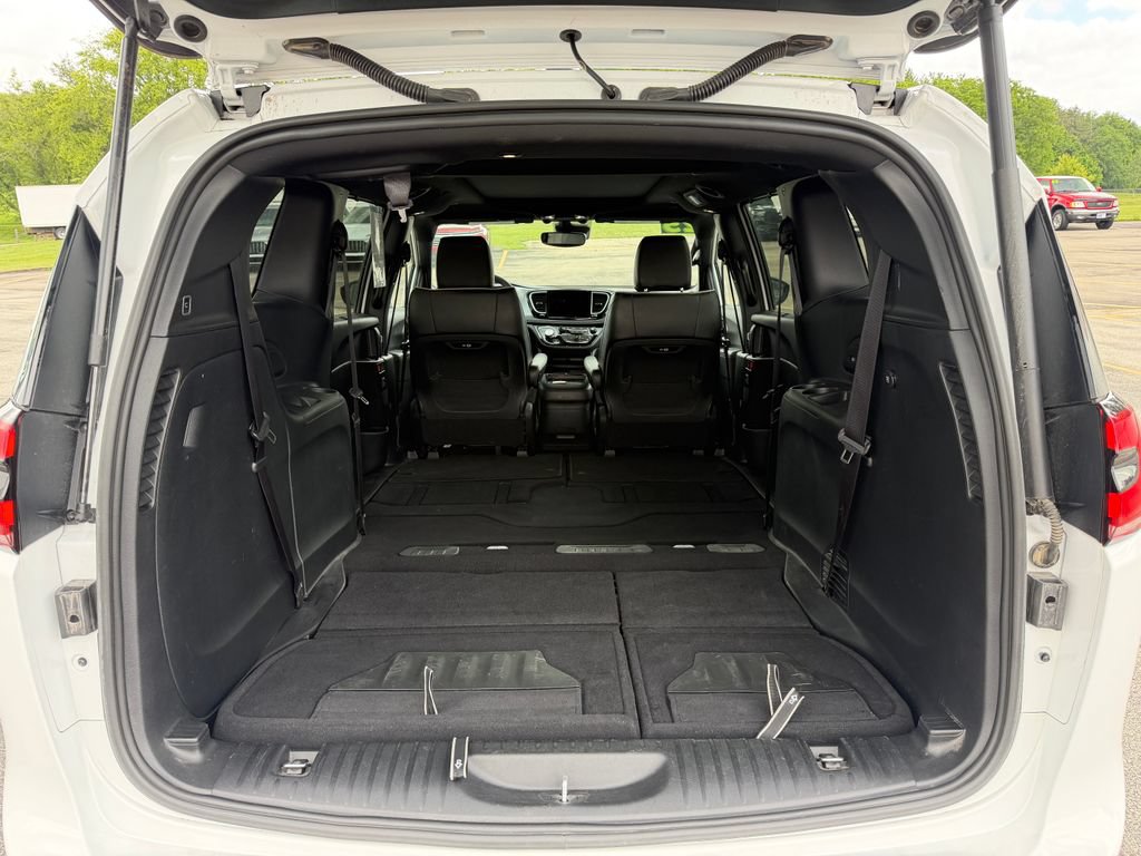 Used 2025 Chrysler Pacifica Limited FWD image 12