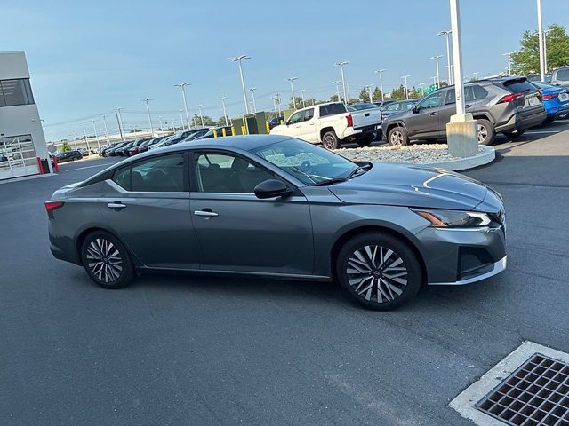 Used 2024 Nissan Altima 2.5 SV FWD image 3
