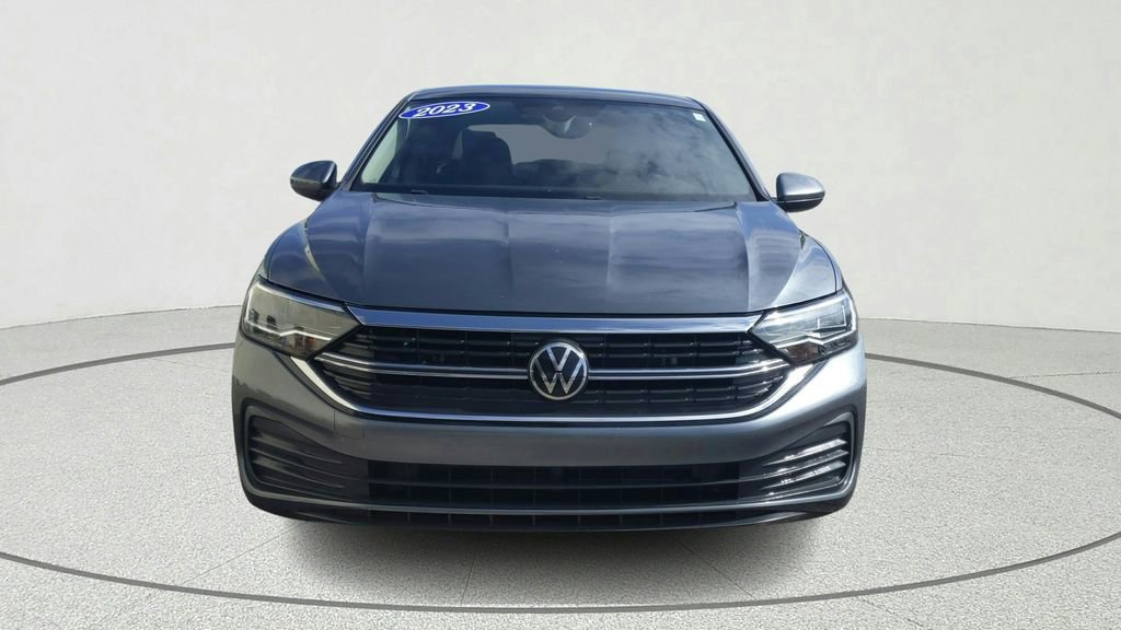 Used 2023 Volkswagen Jetta SE image 2