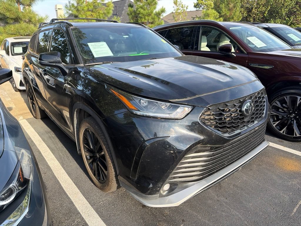 Used 2023 Toyota Highlander XSE FWD image 2