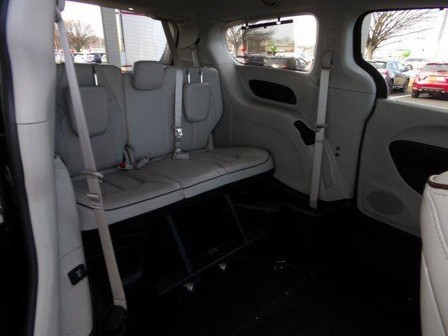 Used 2018 Chrysler Pacifica Limited w/ Tire & Wheel Group image 37