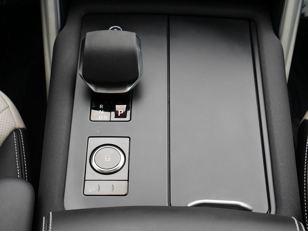 Used 2025 Land Rover Discovery Metropolitan Edition AWD/4WD image 26