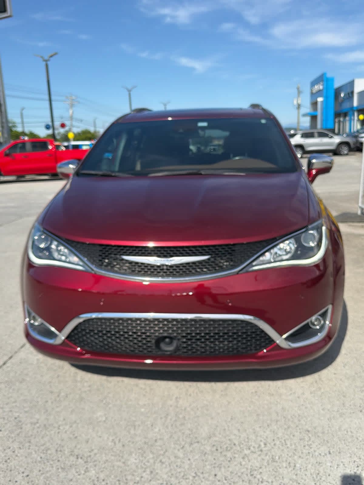 Used 2020 Chrysler Pacifica Limited w/ Tire & Wheel Group FWD image 3