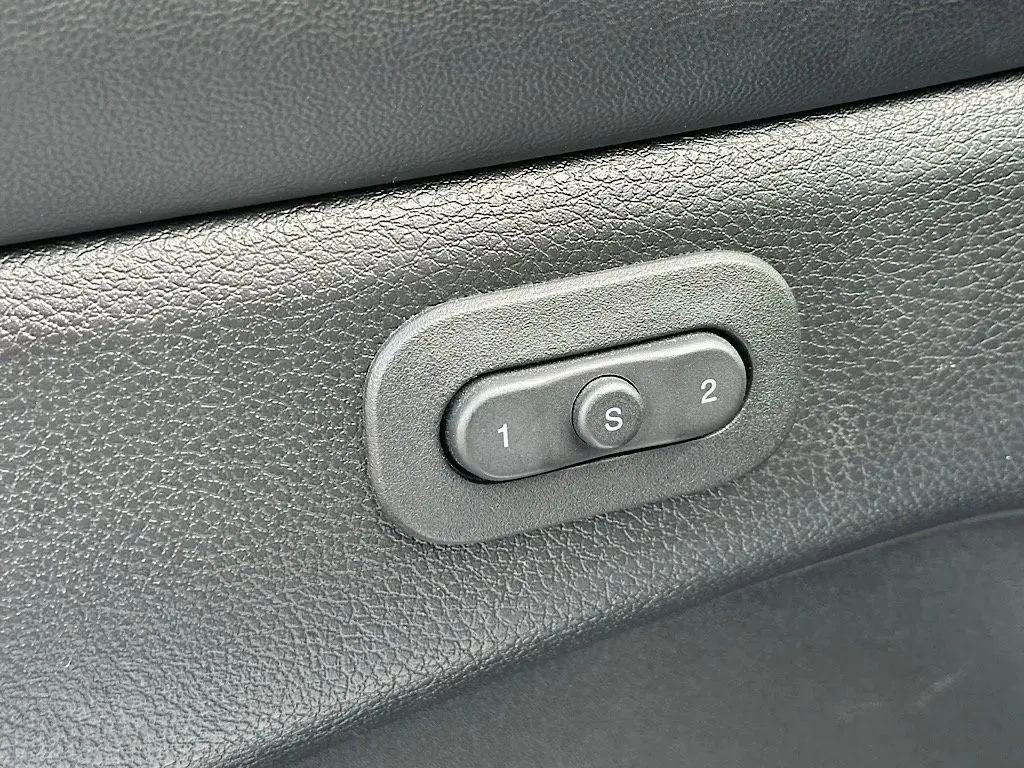 Used 2022 Jeep Grand Cherokee Limited w/ Technology Group image 17