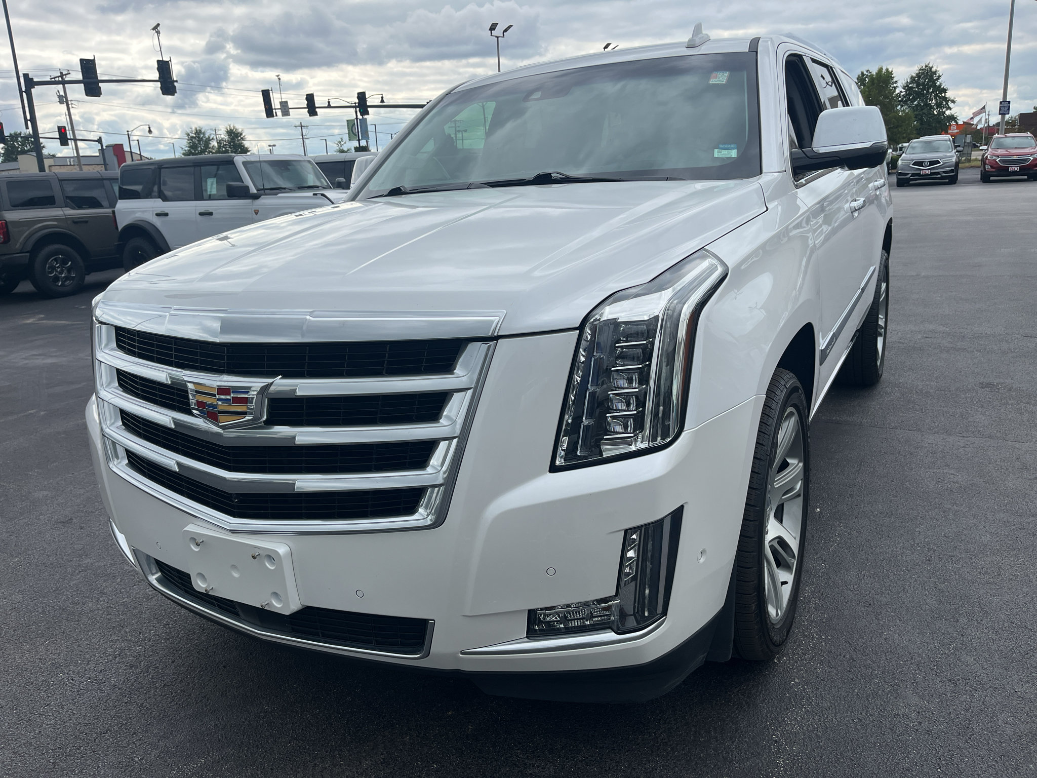 Used 2018 Cadillac Escalade Premium Luxury AWD/4WD image 3