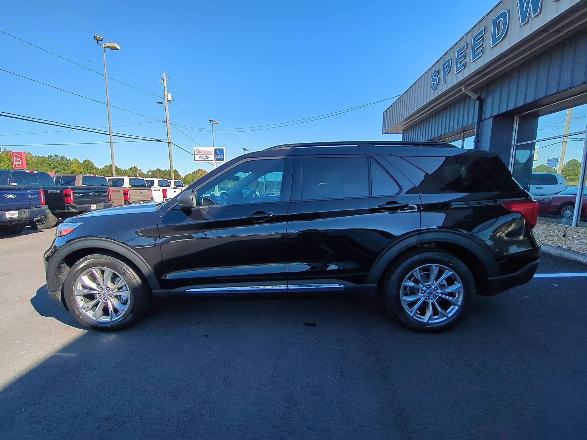 Used 2023 Ford Explorer XLT w/ Equipment Group 202A RWD image 10