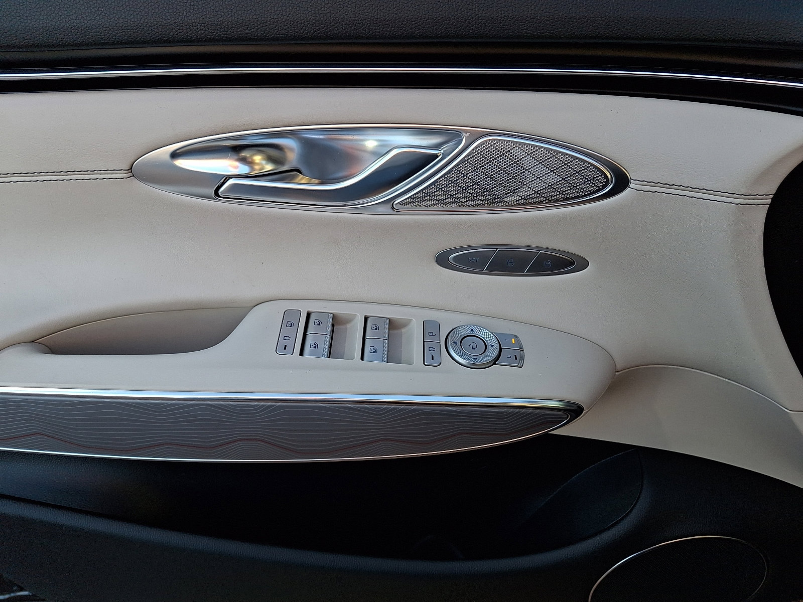 Certified 2025 Genesis GV70 2.5T w/ Advanced Package image 13