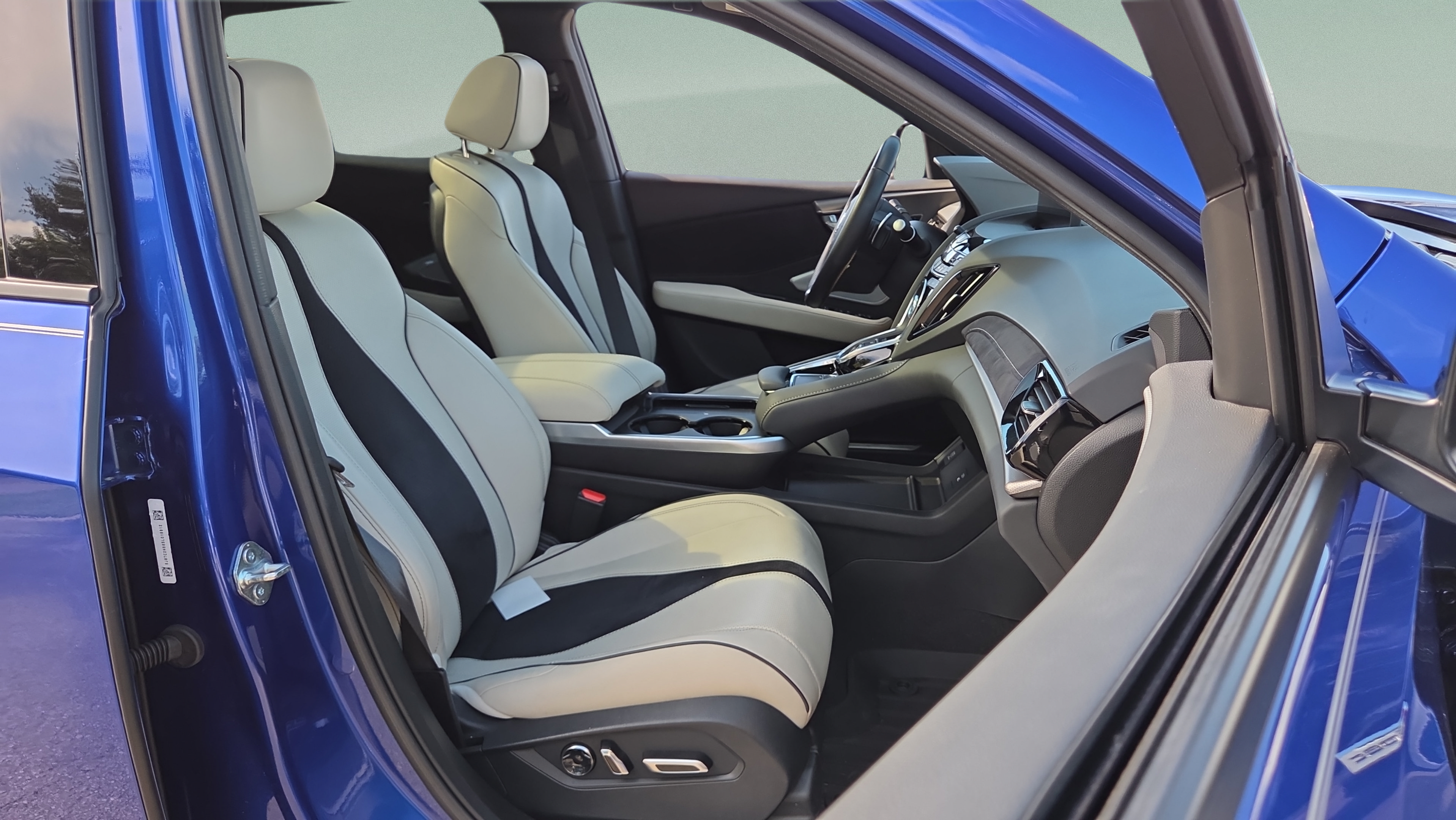 Certified 2025 Acura RDX w/ Advance Package AWD/4WD image 17
