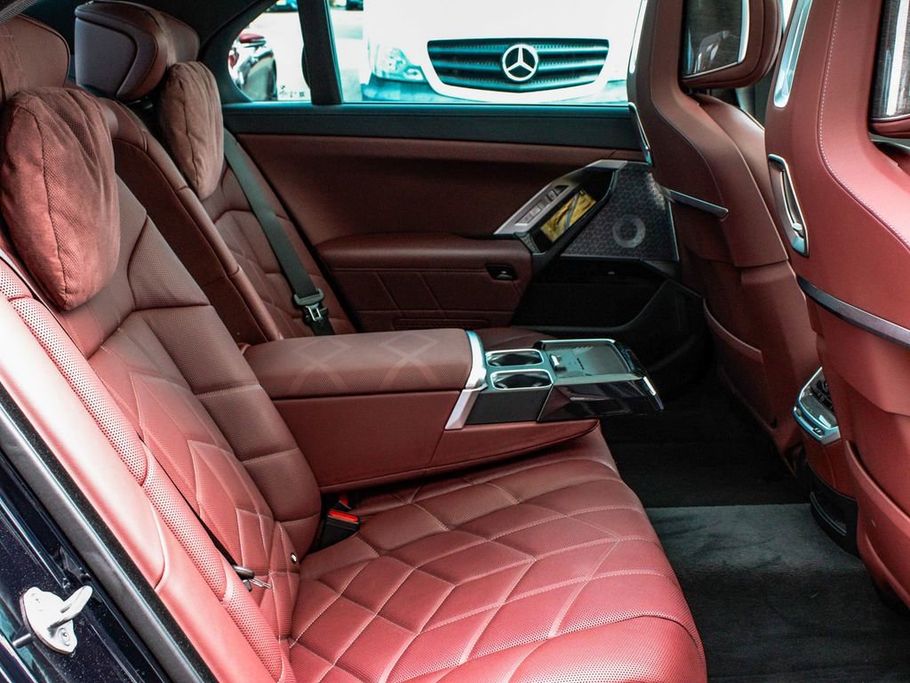 Used 2024 BMW i7 xDrive60 image 41