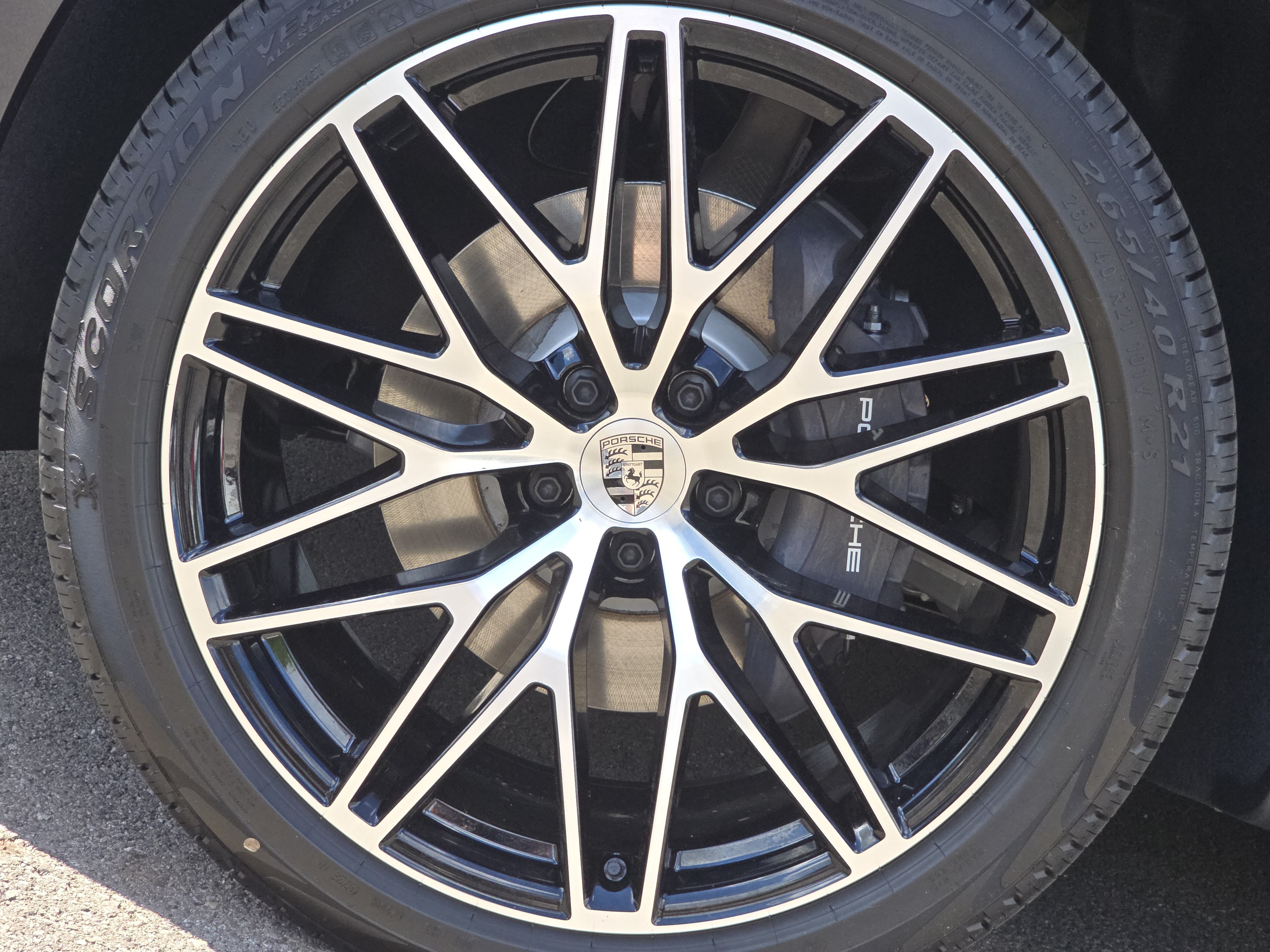 New 2026 Porsche Macan AWD/4WD image 18