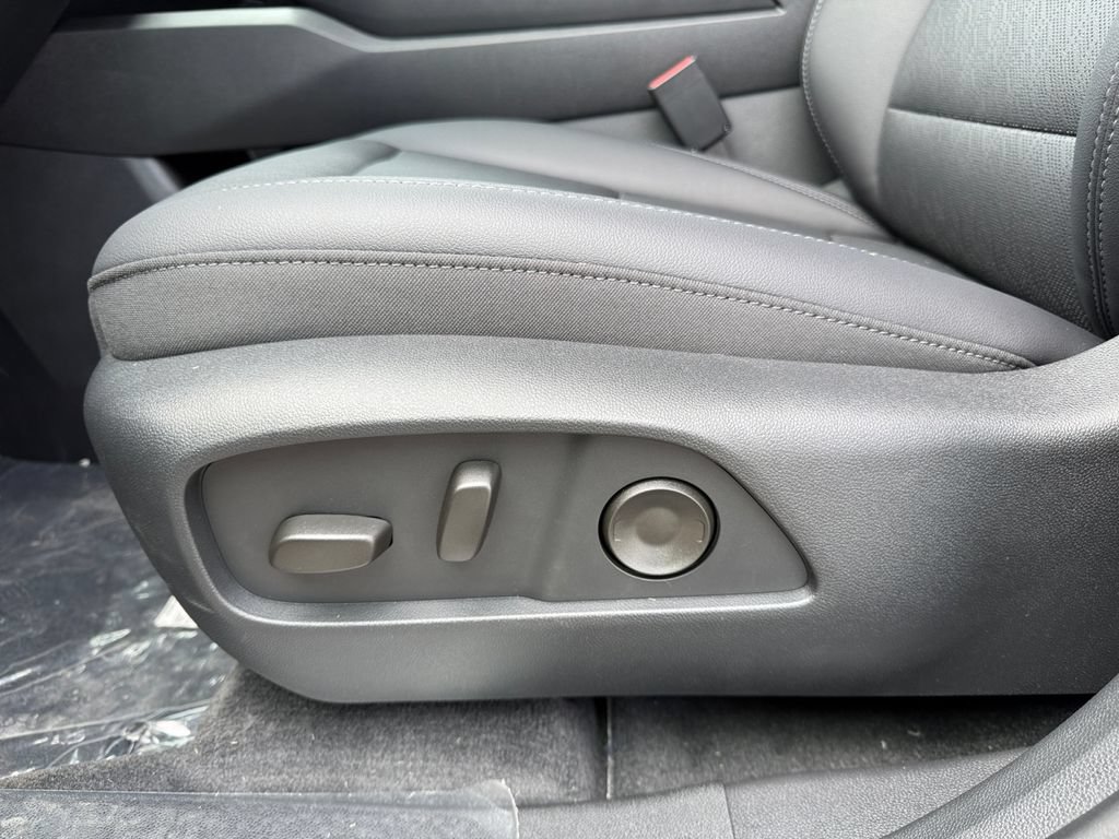 New 2027 Chevrolet Equinox LT w/ Convenience Package II FWD image 10