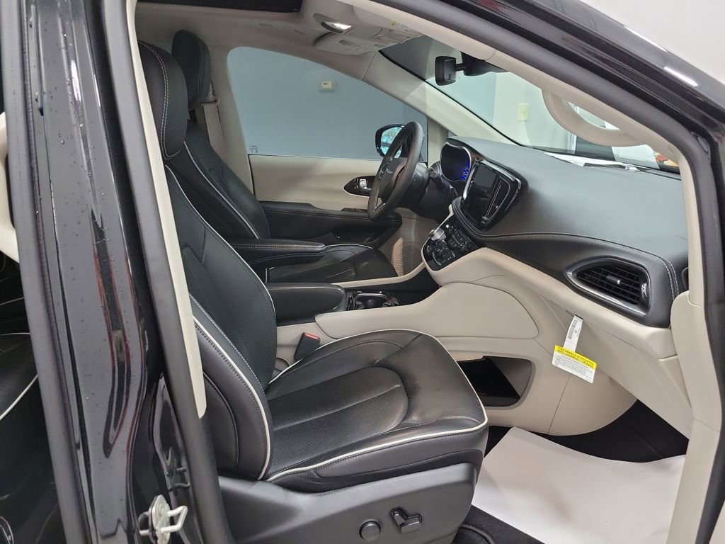 Used 2023 Chrysler Pacifica Limited image 60