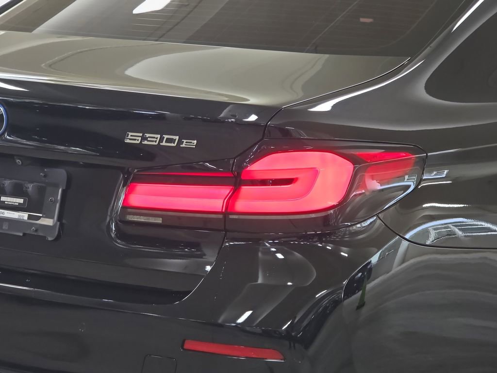 Used 2023 BMW 530e w/ Convenience Package image 32