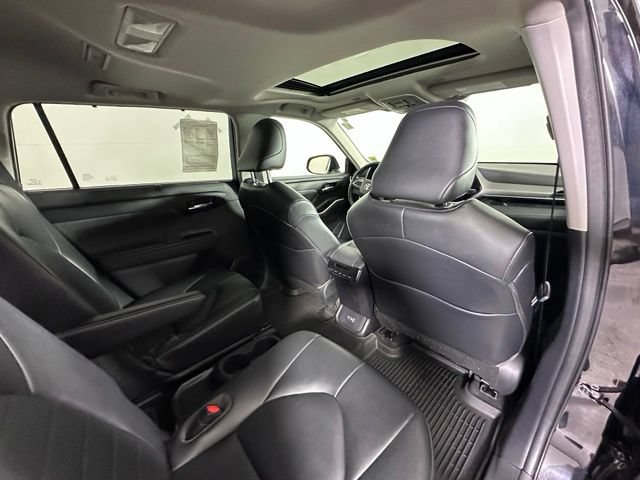 Used 2023 Toyota Highlander XLE AWD/4WD image 13
