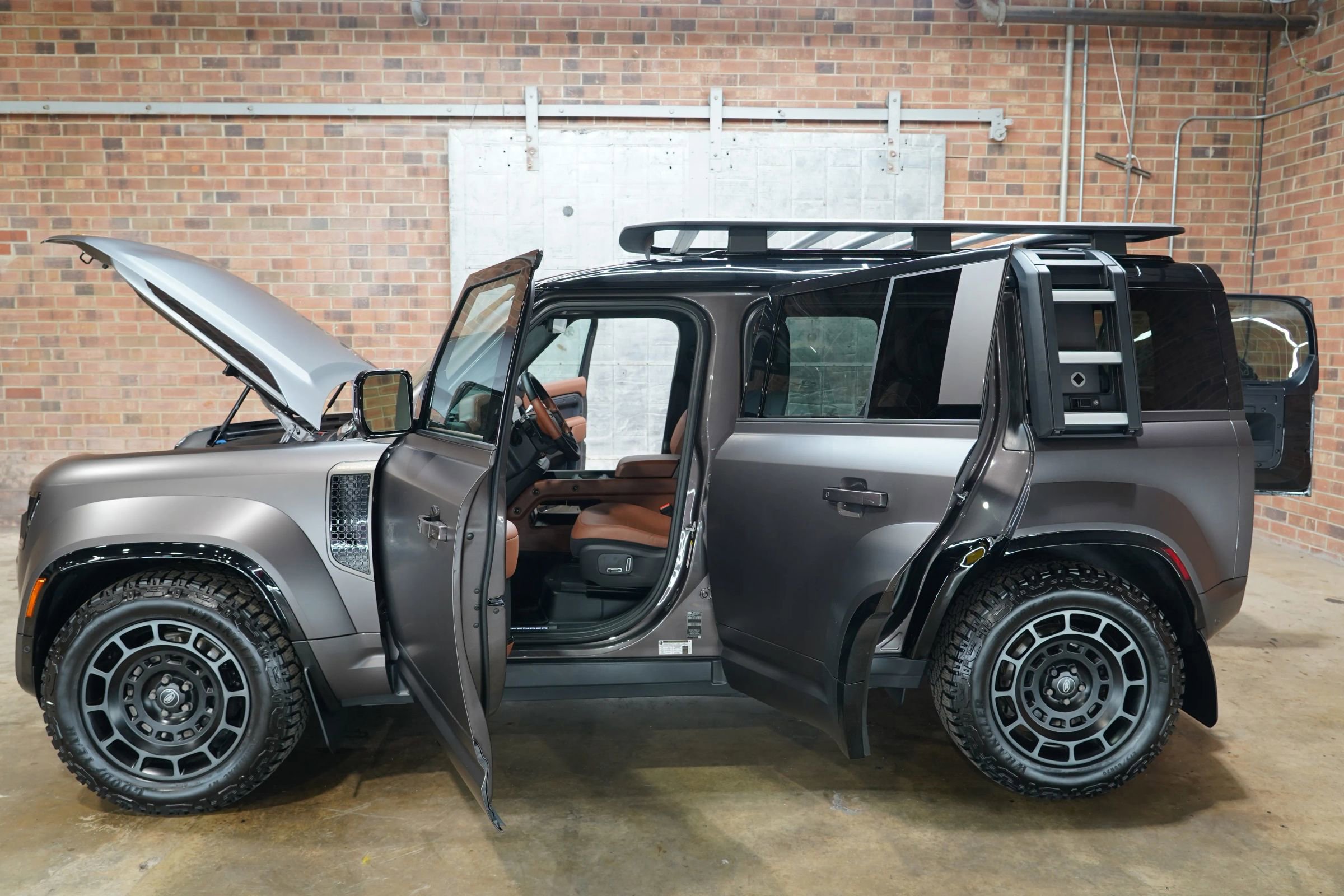 Used 2025 Land Rover Defender 110 image 41