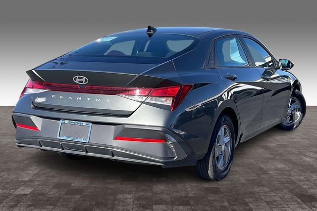 Used 2024 Hyundai Elantra SE image 2