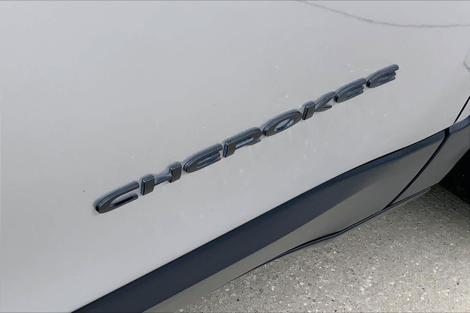 Used 2016 Jeep Cherokee Sport FWD image 10