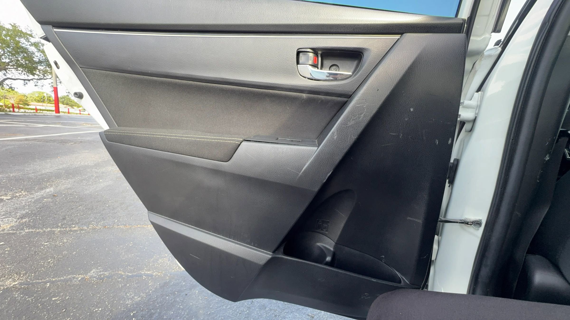 Used 2018 Toyota Corolla LE FWD image 19