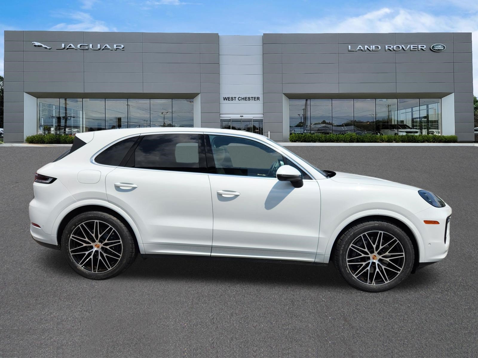 Used 2025 Porsche Cayenne AWD/4WD image 6