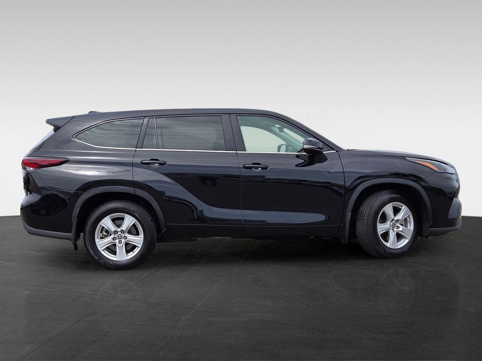 Used 2024 Toyota Highlander LE AWD/4WD image 4